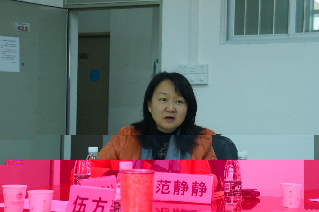 範靜靜彙報校友會工作情況