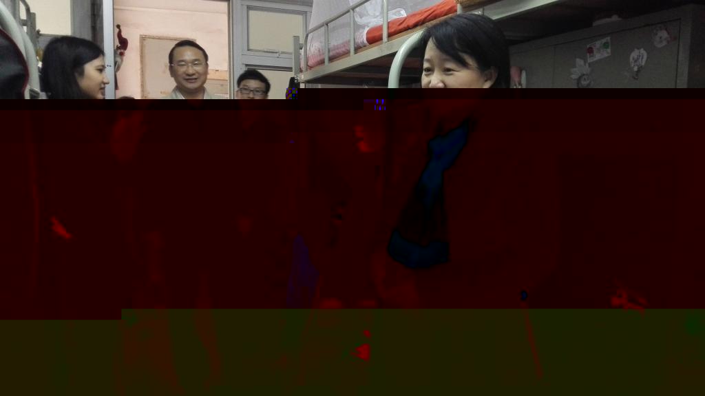 院領導與學生親切交談